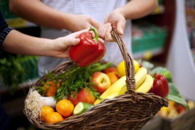 Panier du marché avec légumes